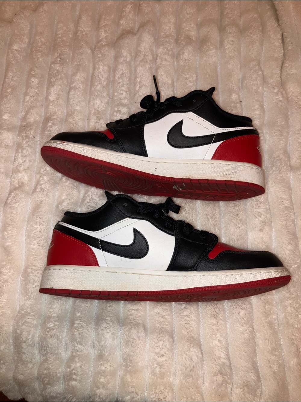 Nike Air Jordan 1 Low Bred Toe Sneakers